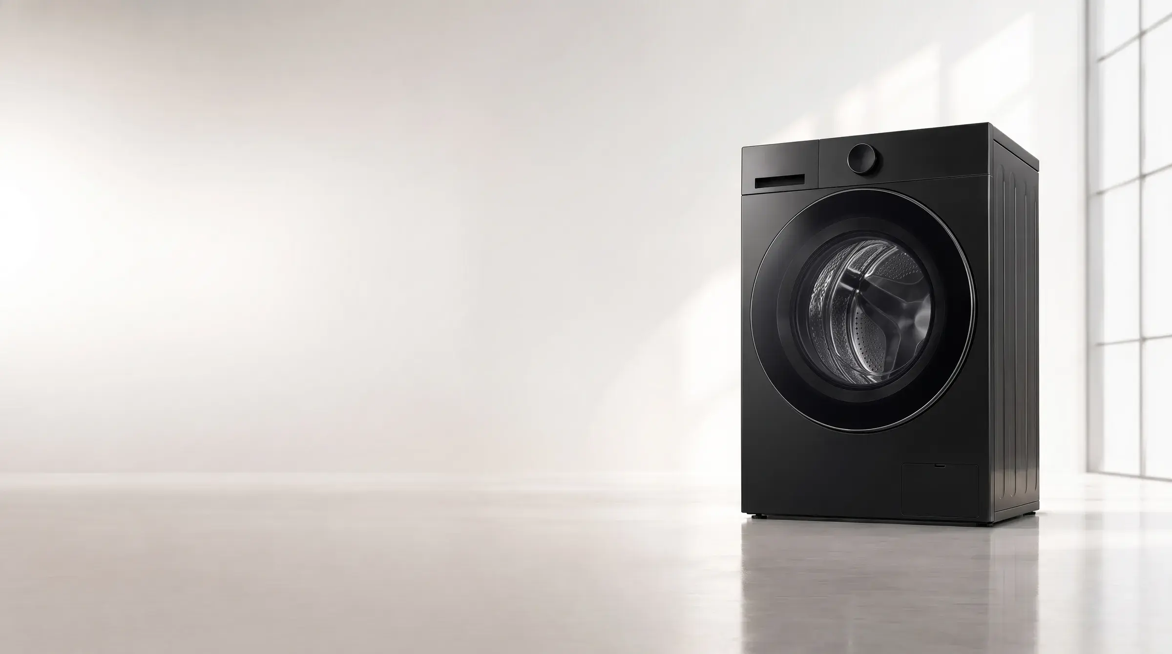 Lave-linge noir à hublot dans un studio lumineux