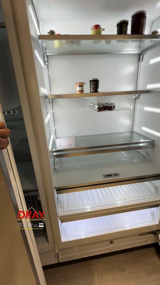Réfrigérateur encastrable ouvert, clayettes en verre éclairées